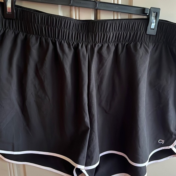 GapFit Black athletic shorts - Picture 1 of 6